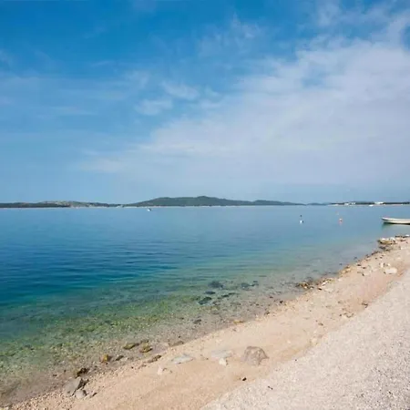 In Ibenik Near Adriatic Beaches アパート