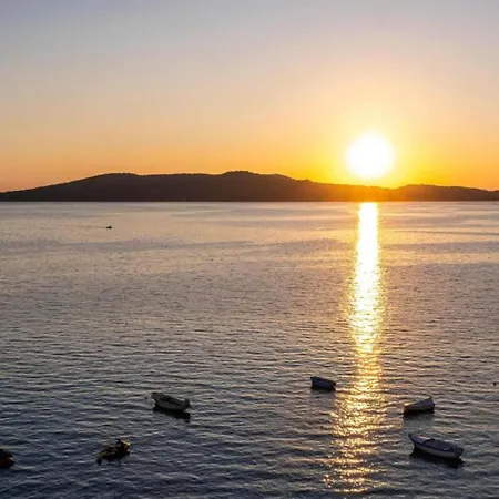 In Ibenik Near Adriatic Beaches アパート ブロダリツァ