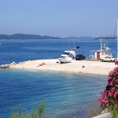 In Ibenik Near Adriatic Beaches ブロダリツァ